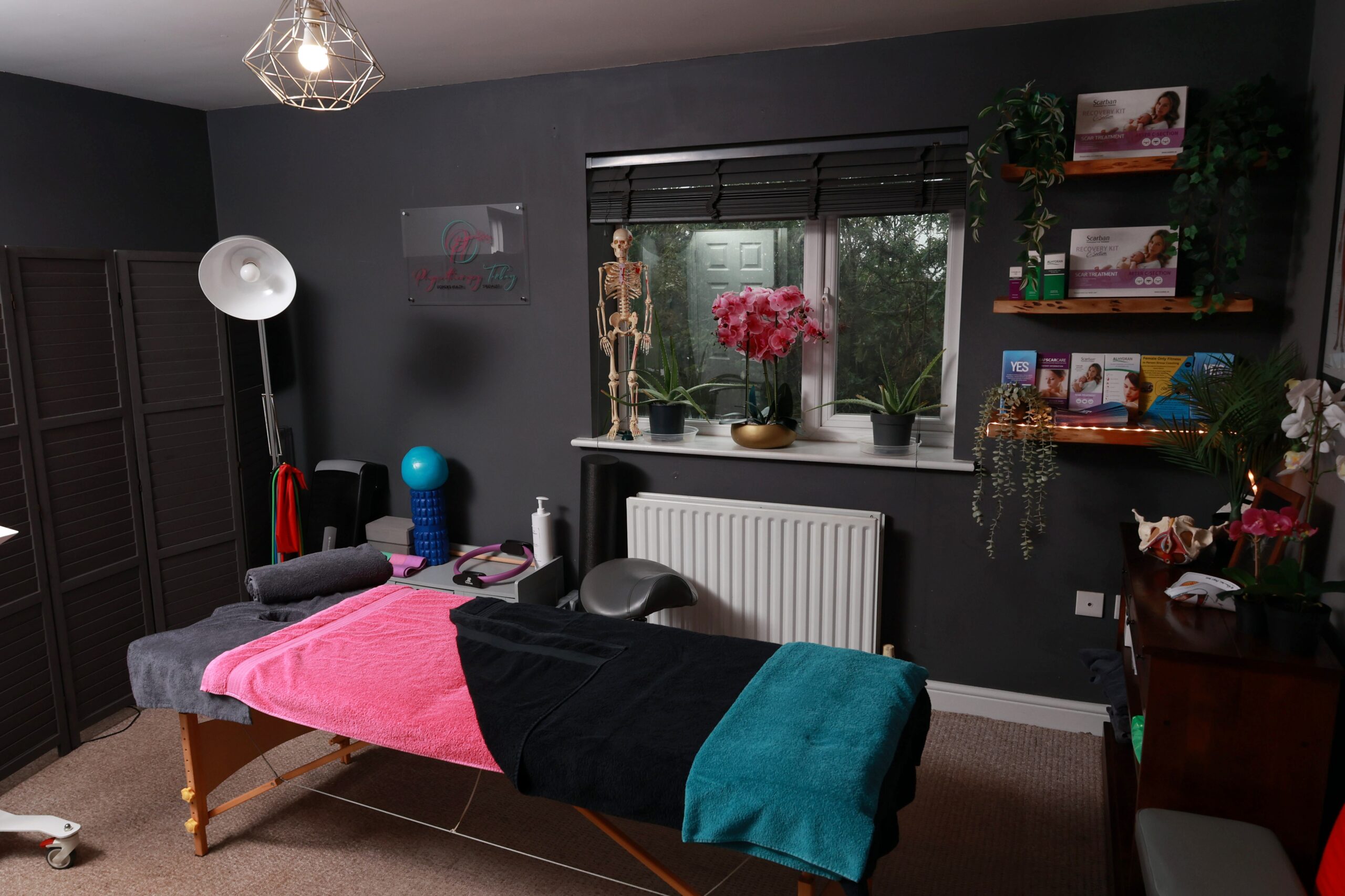Mummy MOT Women's Specialist Physiotherapy logo